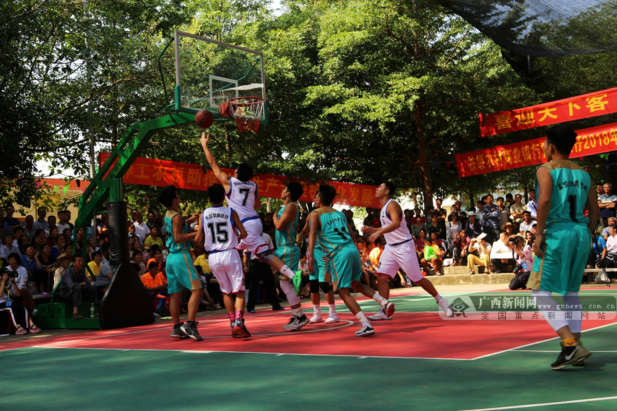 葡萄牙中场米德当选U17世界杯MVP，哈维为他颁奖