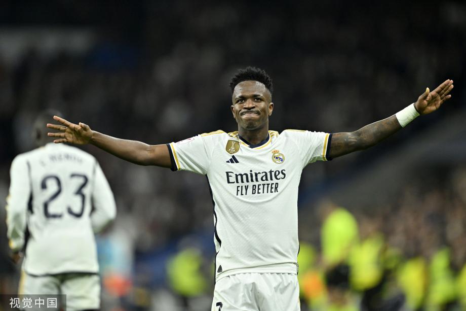 53岁齐达内上海街头踢毽子，与大妈迅速融入展现高球商风采