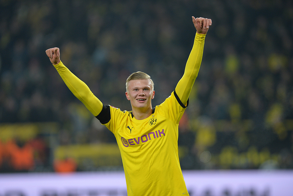 感谢俱乐部，U16国少球员身穿各自俱乐部训练服拍摄全家福（致谢俱乐部：U16国少球员穿各自俱乐部训练服合影全家福）