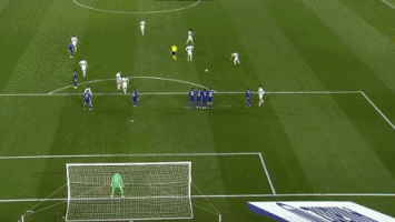 TA：奥赖利成功限制住了萨拉赫，他的防守表现远超多数边后卫