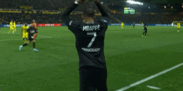 足球世界杯吉祥物亮相，造型引网友热评（世界杯吉祥物发布，外观引发网友热议）